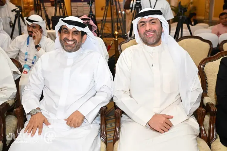 رئيس الشؤون المؤسسية في طلبات الكويت عبدالله المنصور مع الأمين العام لاتحاد كرة القدم د.صالح المجروب