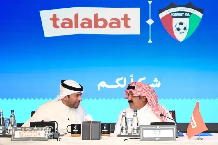 رئيس اتحاد كرة القدم الشيخ أحمد اليوسف ورئيس الشؤون المؤسسية في طلبات الكويت عبدالله المنصور خلال توقيع اتفاقية الرعاية