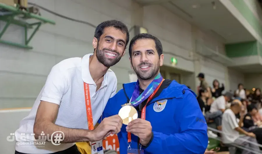 البطل عبدالله شعبان يقلّد رئيس وفد الكويت الشيخ فهد الناصر.. ميداليته الذهبية