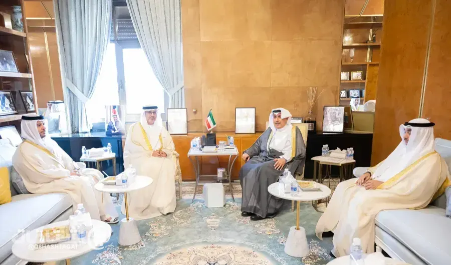 وزير شؤون الديوان الأميري يتسلّم دعوة لحضور سباق جائزة الفورمولا 1 بأبوظبي