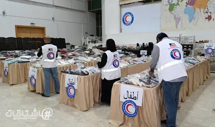 «جمعية الهلال الأحمر الكويتي» توزع ملابس ومواد غذائية على 300 أسرة متعففة داخل البلاد