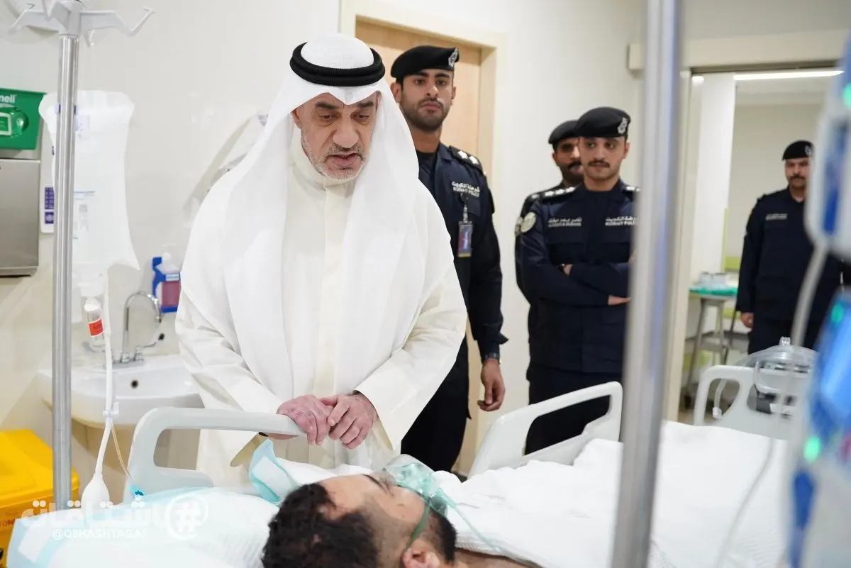 وزير الداخلية الشيخ فهد اليوسف يطمئن على حالة مصابين تعرضا لهجوم من كلاب ضالة
