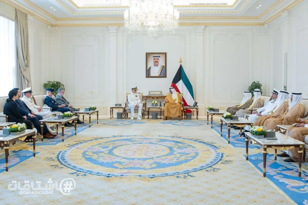 سمو ولي العهد يستقبل نائب الأدميرال قائد القيادة المركزية للقوات البحرية الأميركية والأسطول الخامس