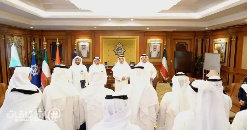 وزير الداخلية يكرّم منتسبي المكافحة القائمين على إحباط أكبر عملية لتصنيع وترويج مادة اللاريكا