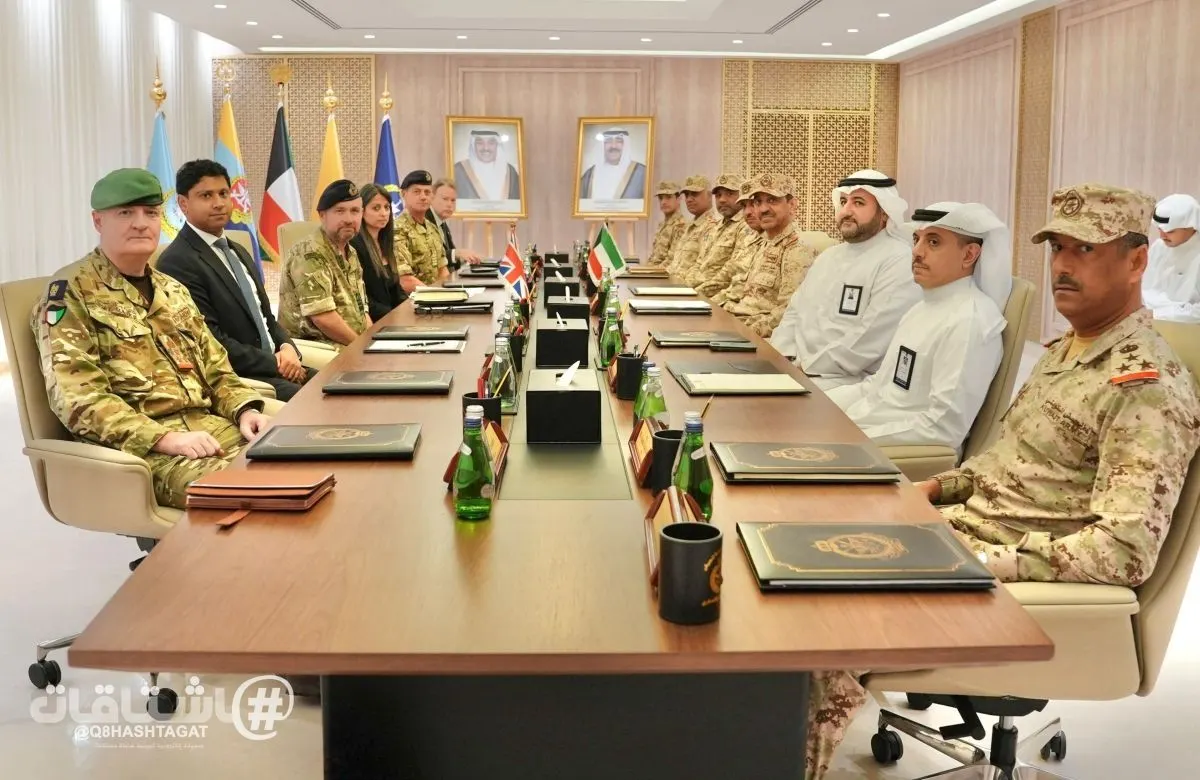 رئيس الأركان العامة للجيش الكويتي يبحث مع مستشار الدفاع الأول البريطاني سبل تعزيز التعاون العسكري