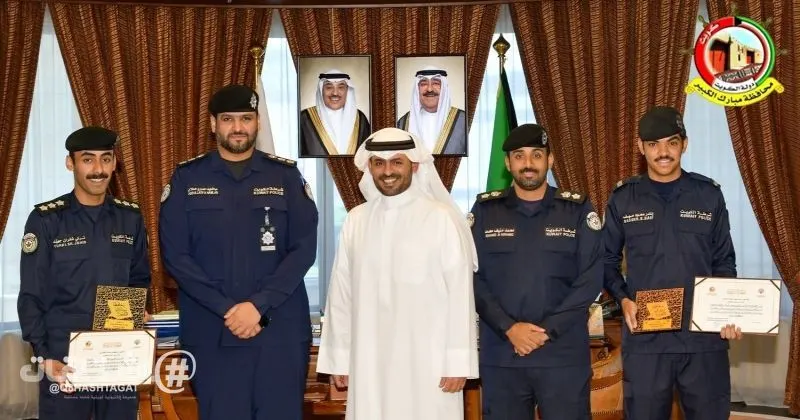 محافظ مبارك الكبير يكرّم رجلي مرور لشجاعتهما في حريق حافلة على طريق الغوص